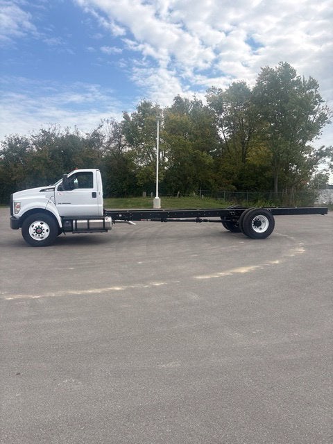 2027 Ford F-750SD Base