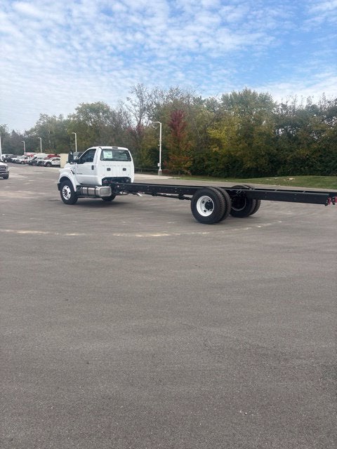 2027 Ford F-750SD Base