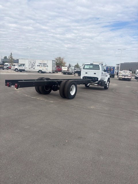 2027 Ford F-750SD Base