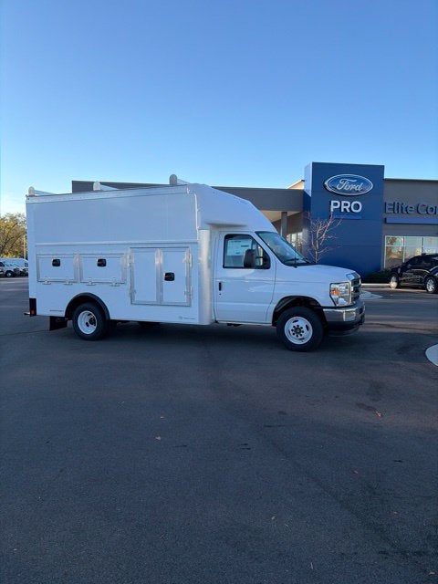 2027 Ford E-450SD Base