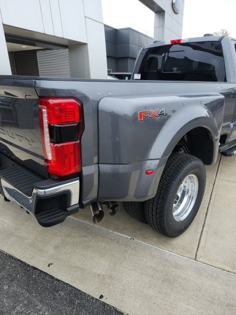 2027 Ford F-350 Lariat DRW