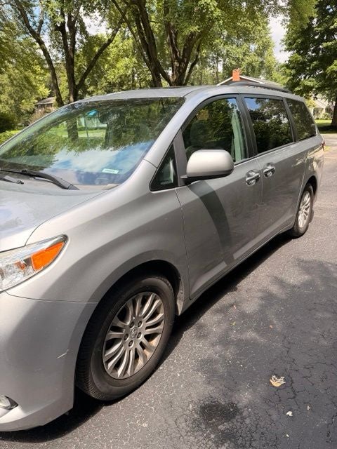 2017 Toyota Sienna XLE 8 Passenger