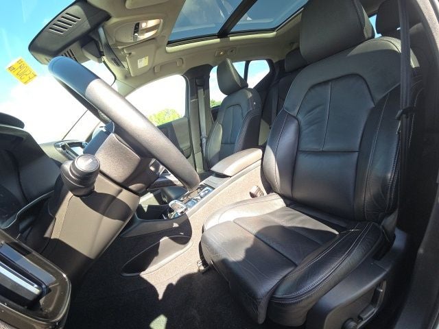 2023 Volvo XC40 B5 Plus Bright Theme