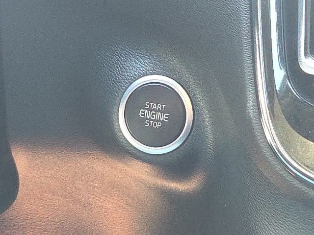 2023 Volvo XC40 B5 Plus Bright Theme